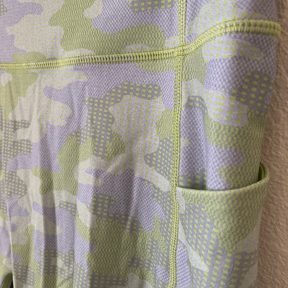 Fabletics patterned activewear set - Picture 5 of 5